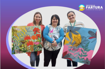 Professora encanta com doação de obras de arte à Coordenadoria da Educação