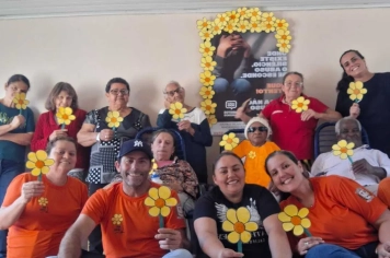 Idosos participam de ação alusiva ao Maio Laranja