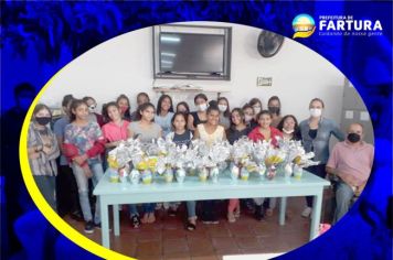 Assistência Social distribui ovos de Páscoa para crianças, adolescentes e idosos assistidos pelas entidades do município