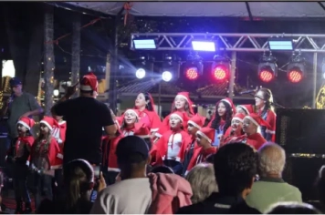 Magia e emoção marcam a chegada do Papai Noel na Feira da Lua em Fartura.