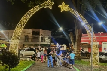 Luzes de Natal são acesas e marcam início da programação natalina no município.