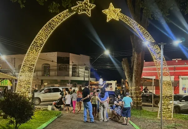 Luzes de Natal são acesas e marcam início da programação natalina no município.